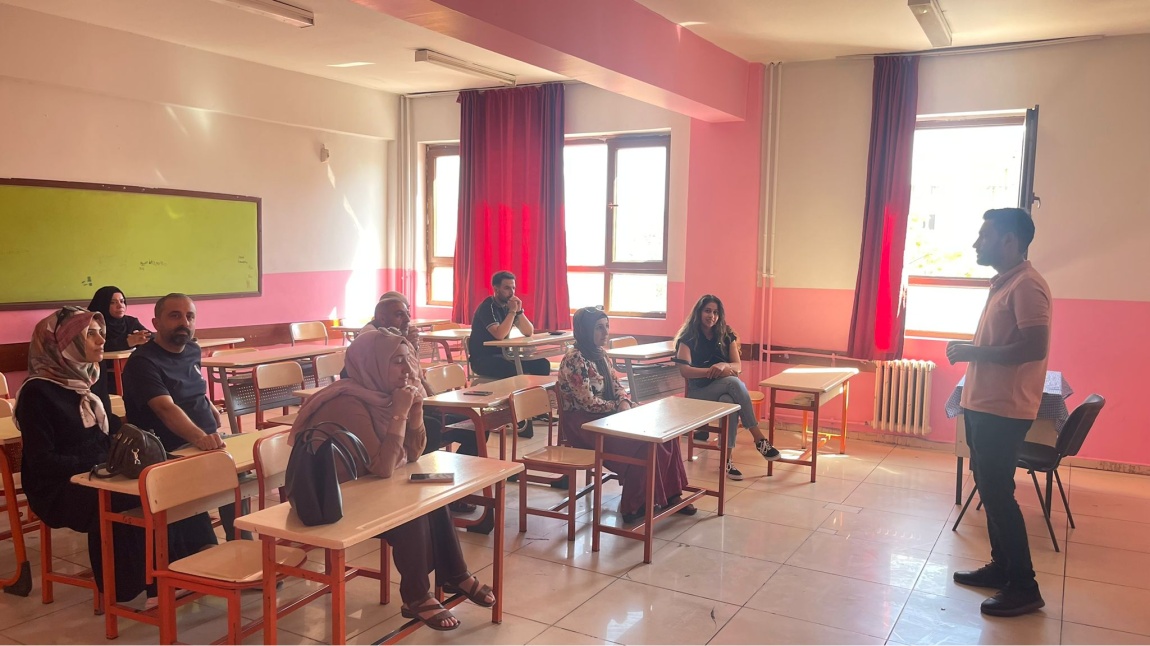 2025-2026 Eğitim Öğretim yılı  1. dönem veli  toplantısını velilerimizin yoğun talebiyle gerçekleştirdik.